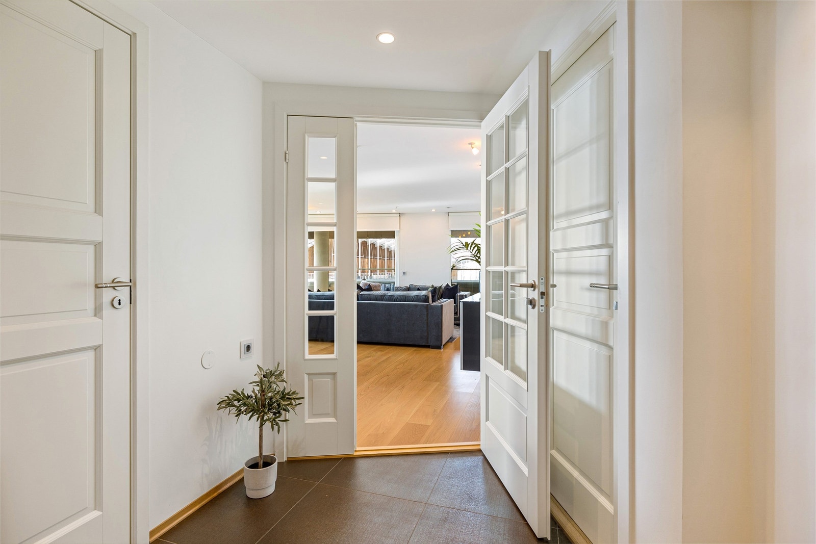 Glassdøren gjør at man også får gode lysforhold i hallen. Galleribilde