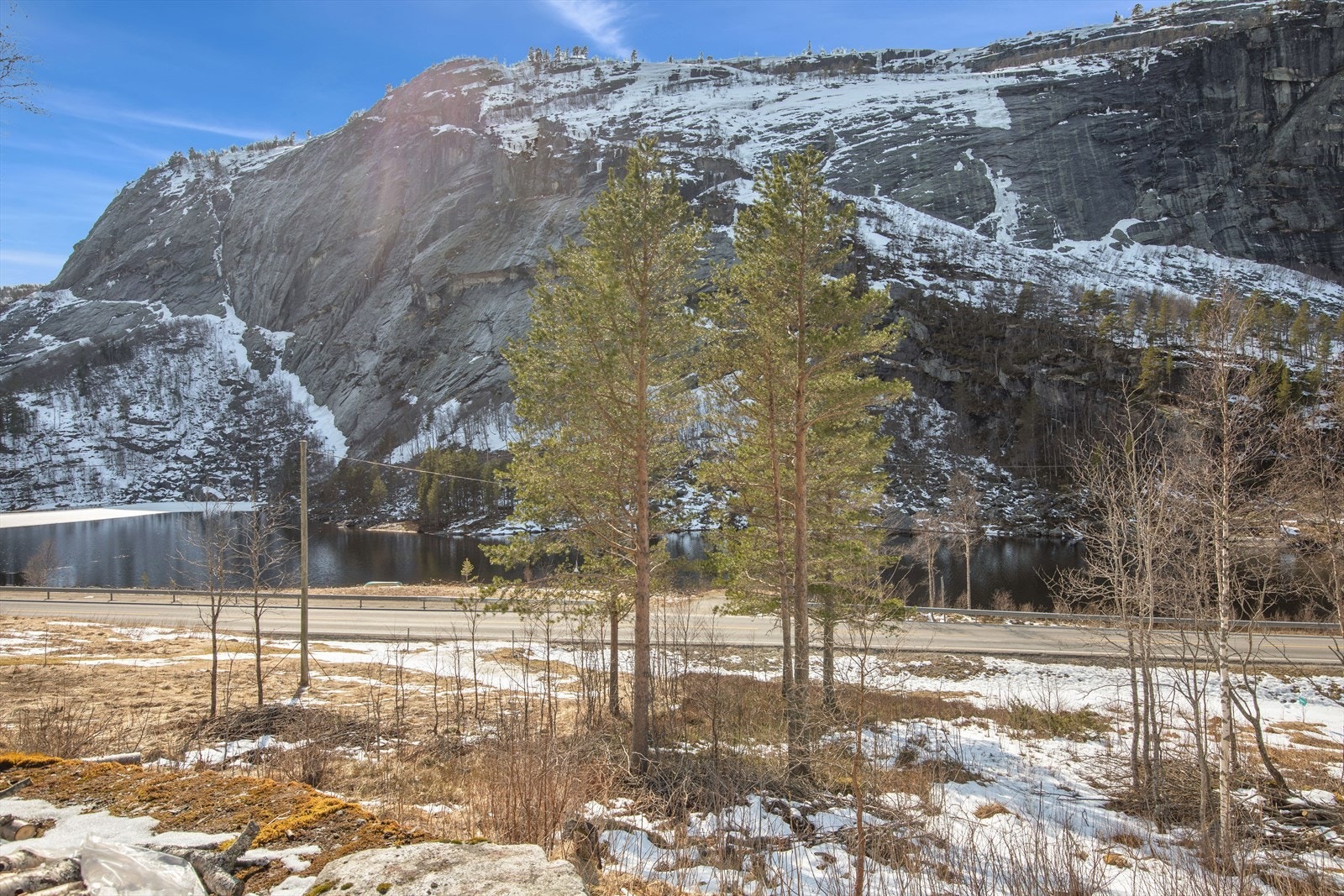 Utsikt mot Otra. Rett til båtplass medfølger Galleribilde