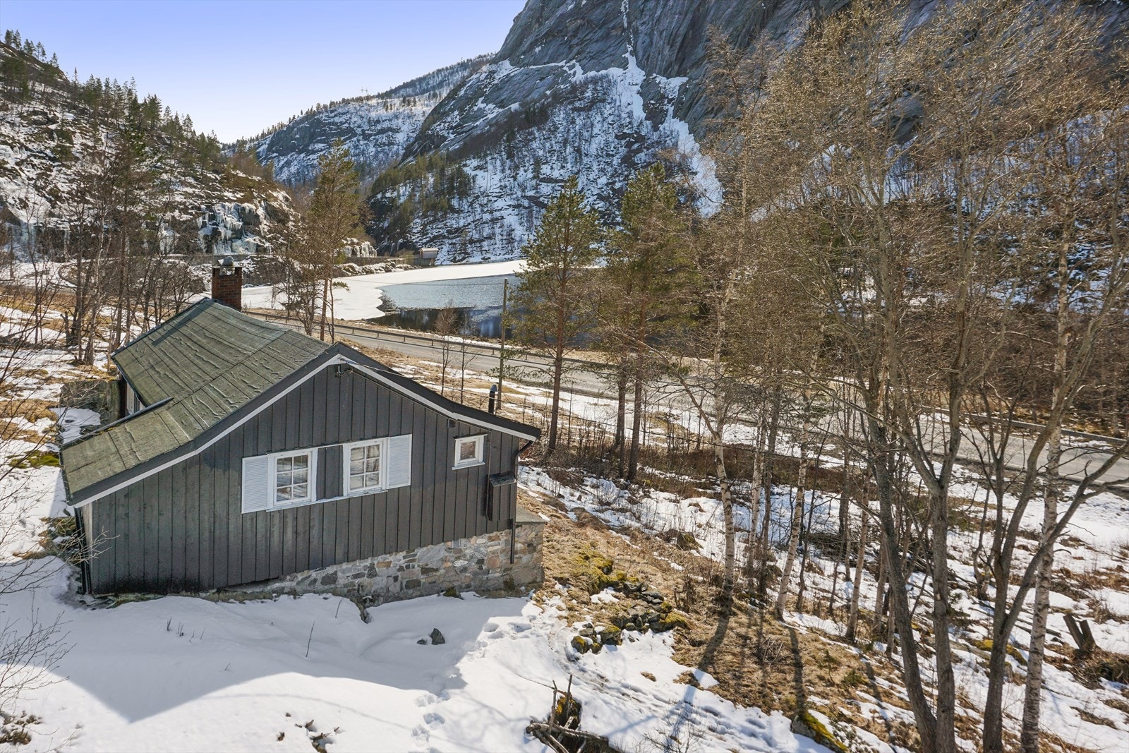 Hytta med flott utsikt mot vannet og fjellene i vest. Galleribilde