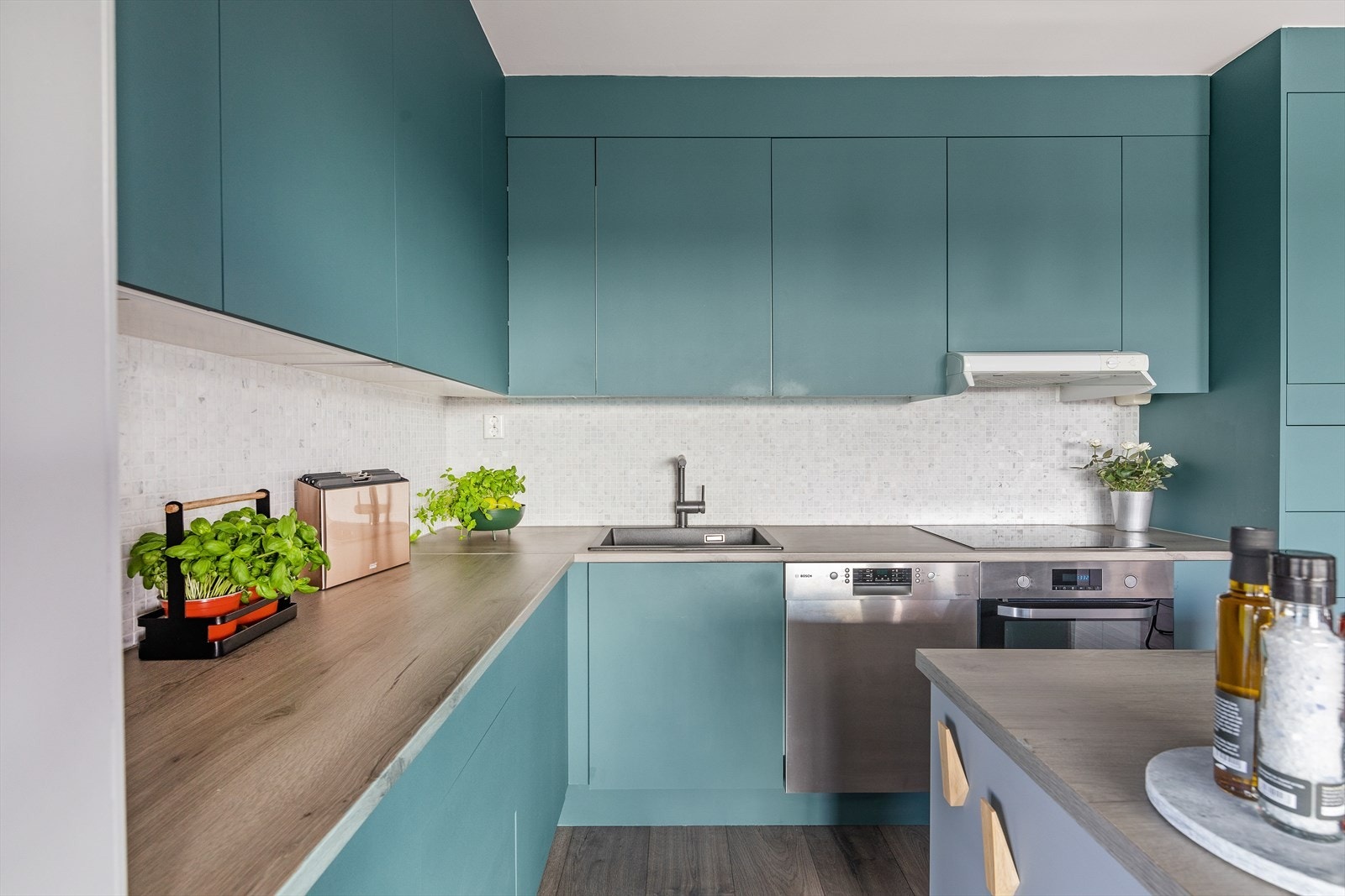 Kjøkkenet har et tidløst design med god oppbevaringsplass i skuffer, skap og en god benkeplate og kjøkkenøy som innbyr til kokkelering. Galleribilde