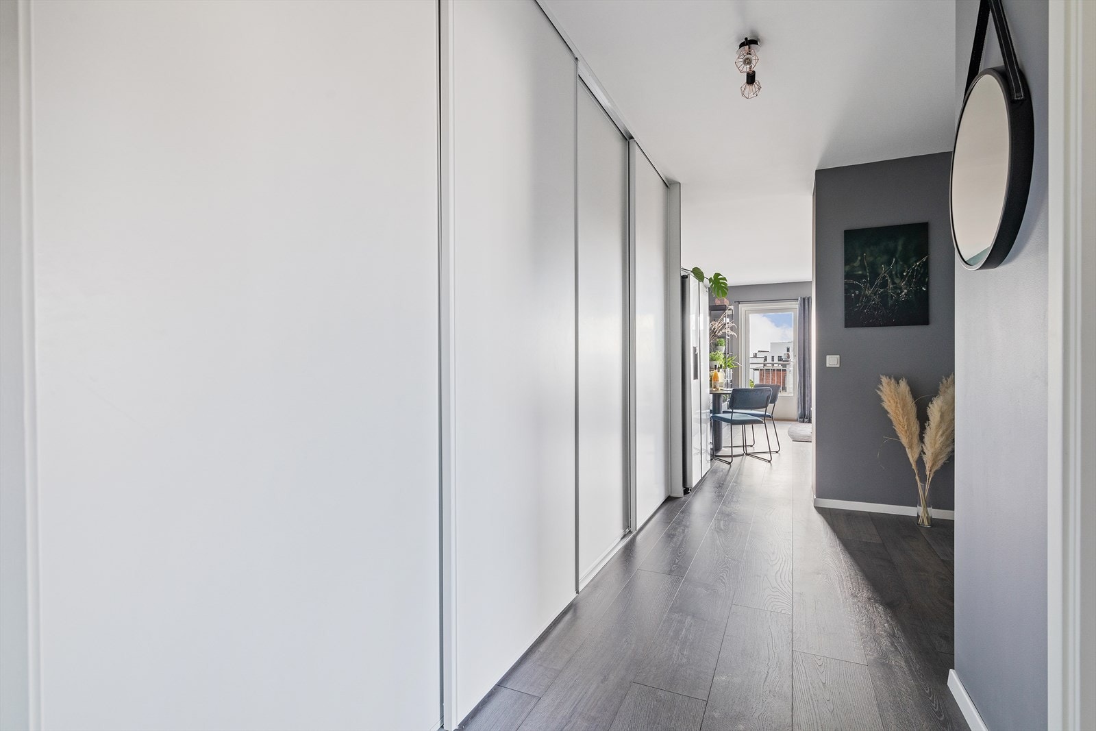 Her er det god plass til å parkere skoene og henge fra seg yttertøy i stor skyvedørsgarderobe før man går videre inn i boligen. Galleribilde