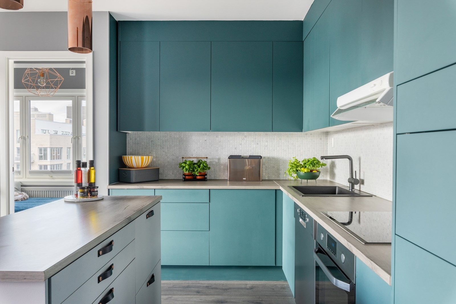 Mye skap- og benkeplass som legger til rette for en god arbeidssone. Galleribilde