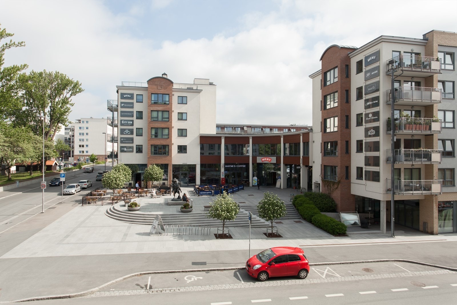 Fra leiligheten er det kun noen skritt til Løren torg med blant annet Meny og apotek. Galleribilde