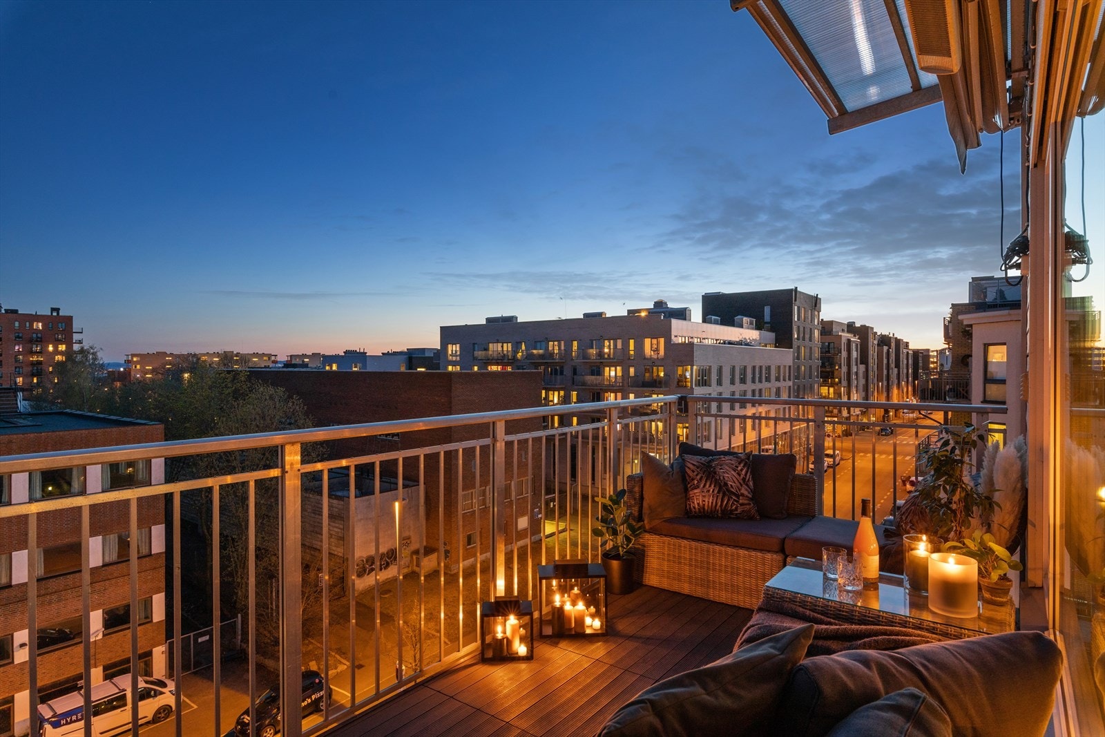 Boligen er beliggende høyt og luftig i byggets toppetasje. Galleribilde