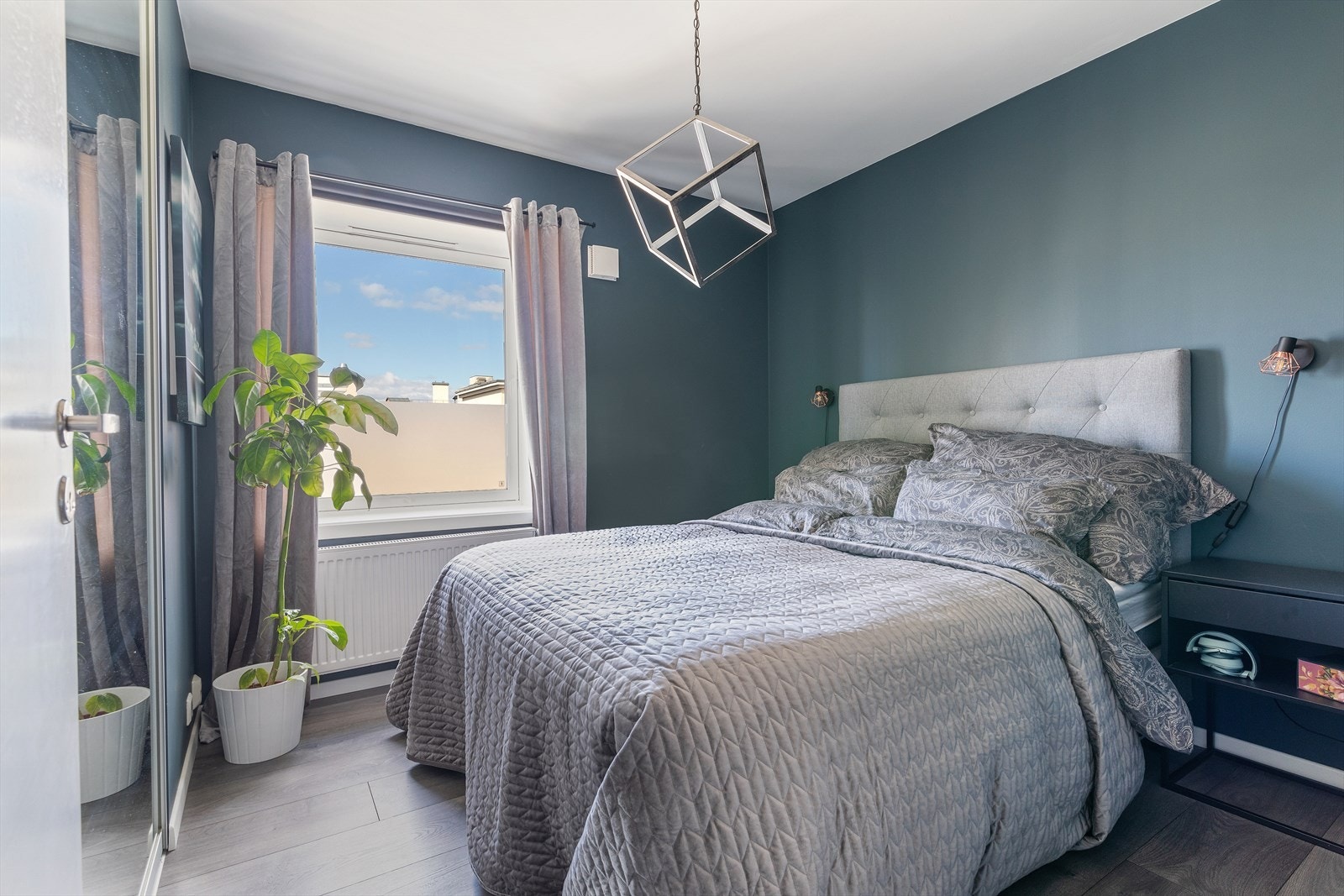 Leiligheten har et luftig og innbydende hovedsoverom. Galleribilde