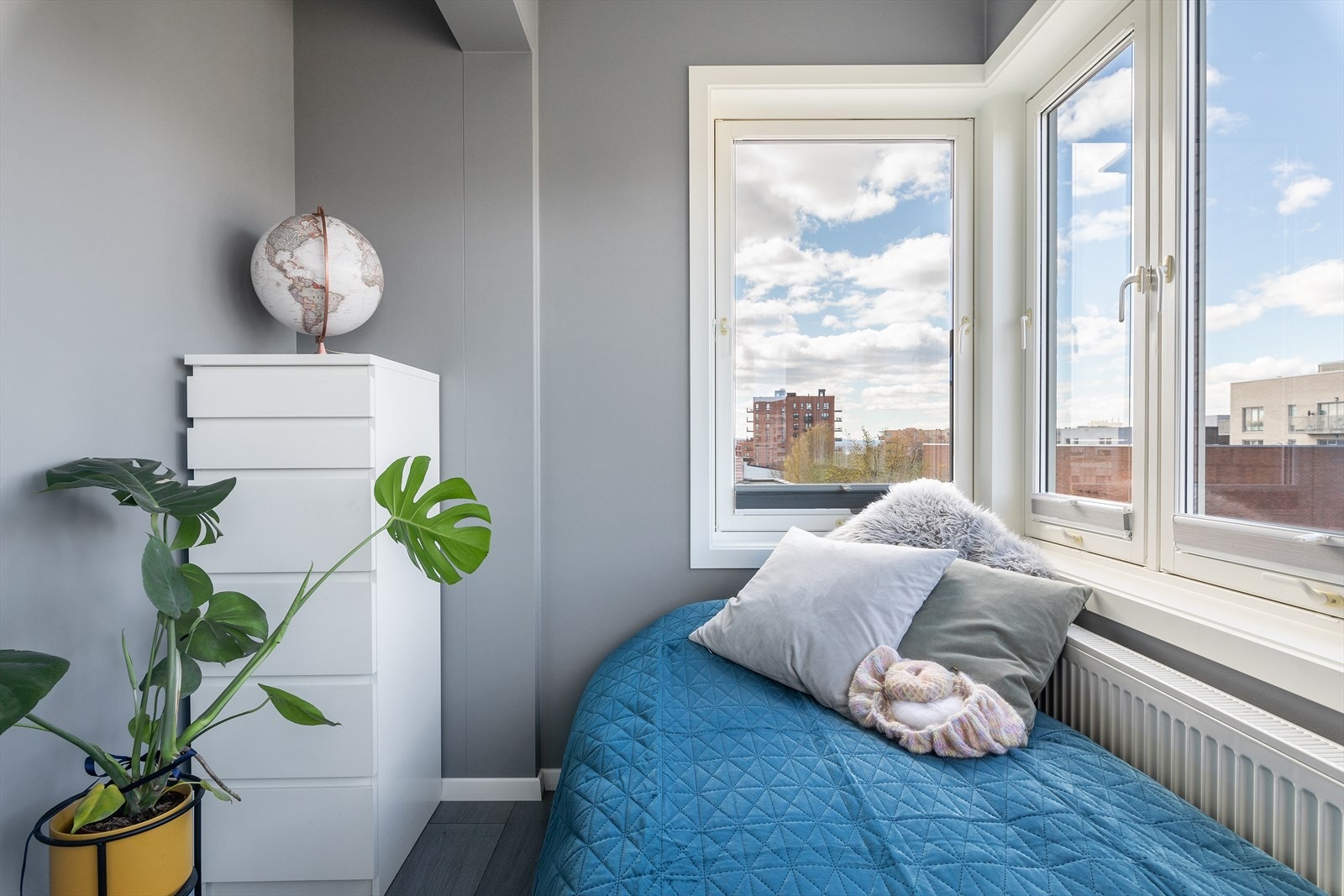 Her er det mulig å etablere et fint barnerom eller et koselig gjesterom. Om man ikke har behov for noen av delene så kan rommet nyttes som kontor. Galleribilde