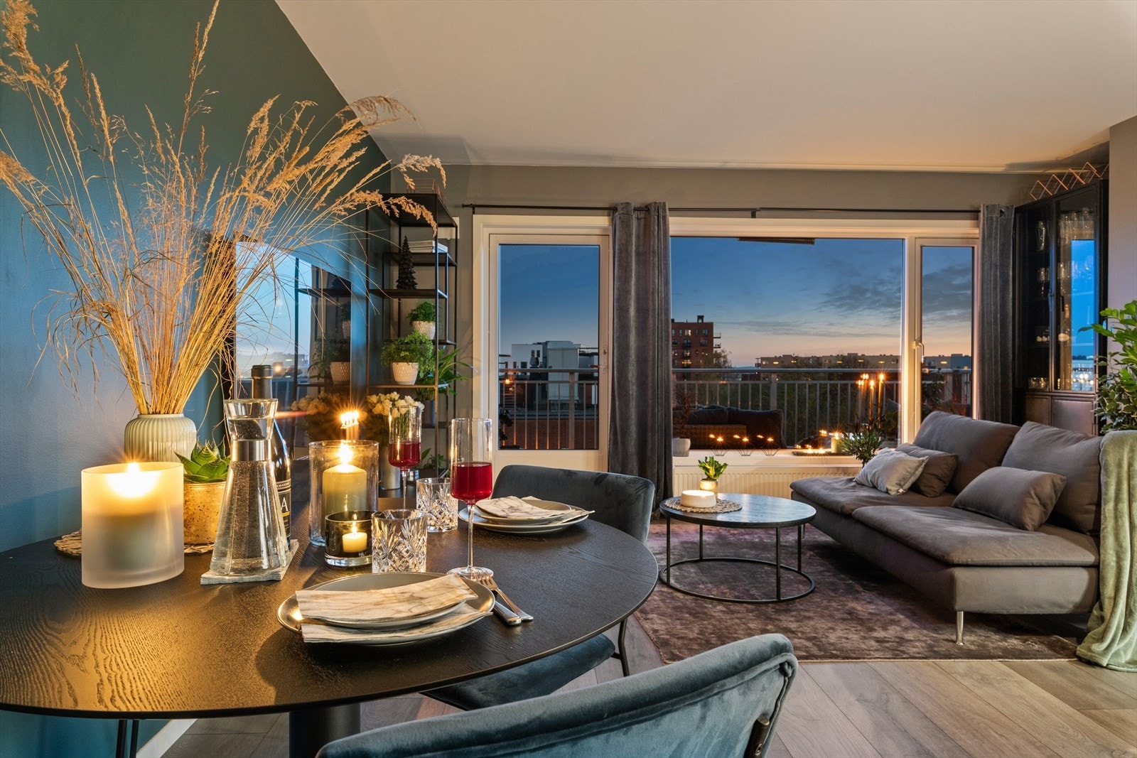 Lys, luftig og romslig stue. Galleribilde