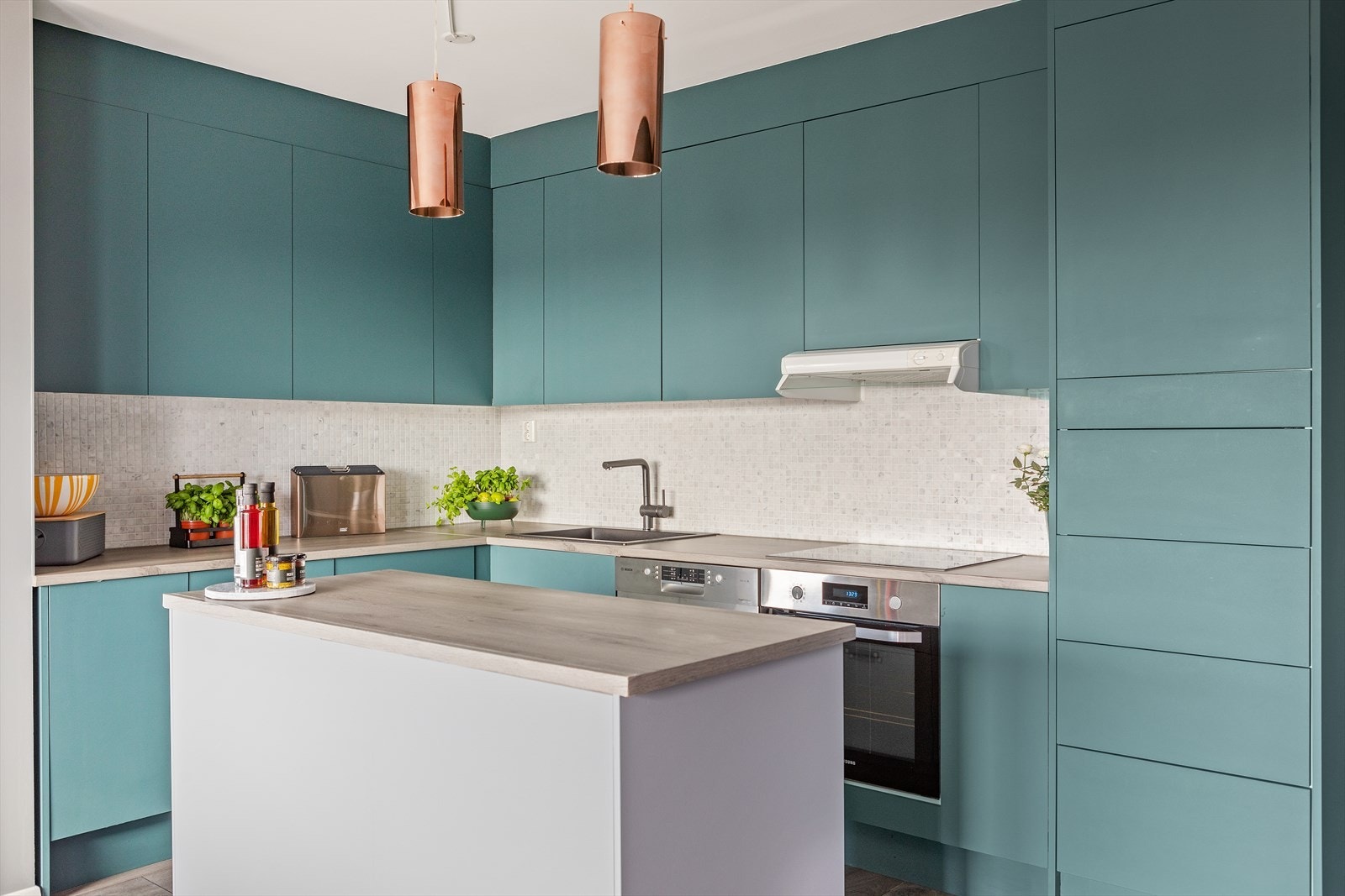 Kjøkkenet ligger tilbaketrukket i en egen sone, slik at rommet har sine naturlig adskilte bruksområder. Galleribilde