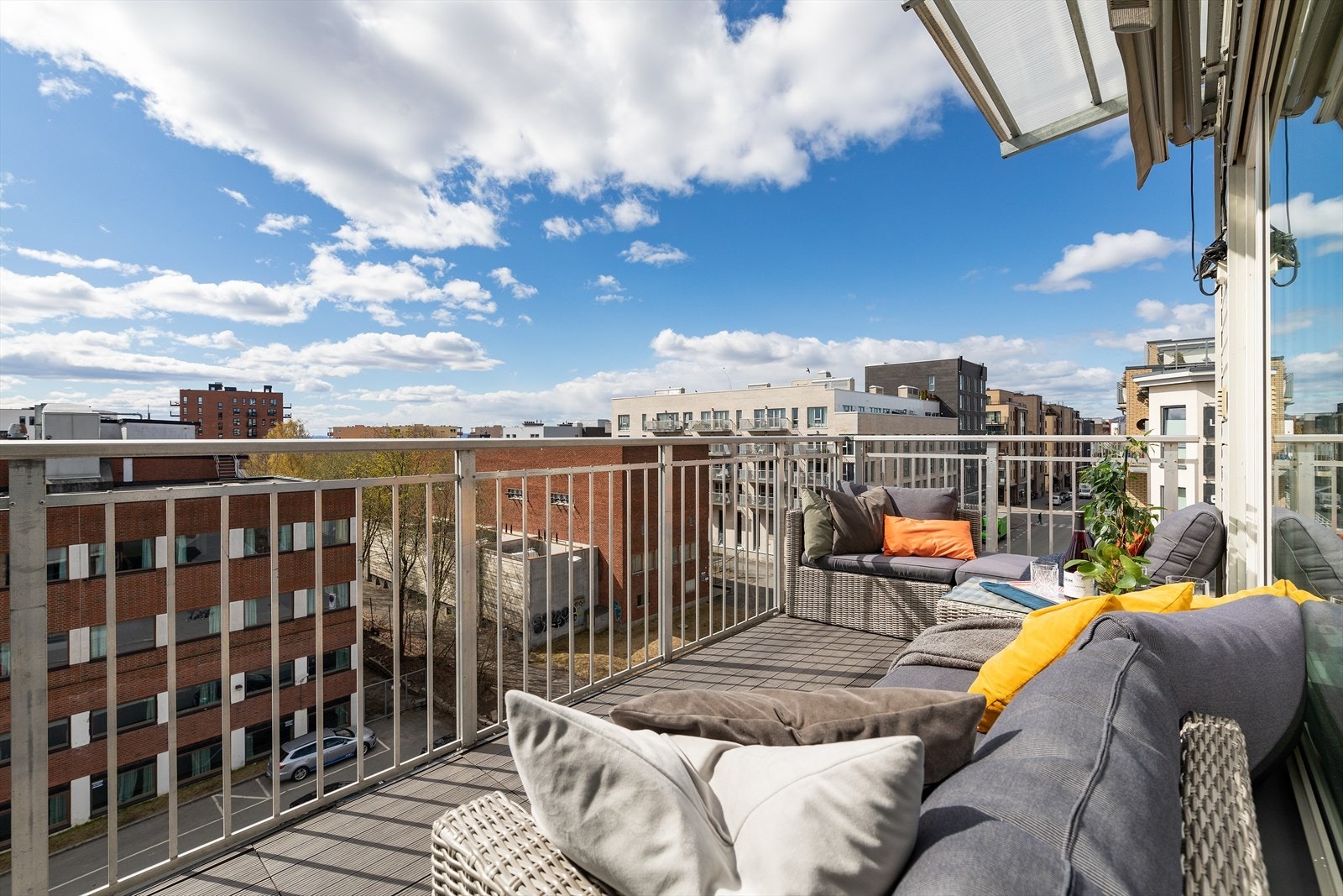 Leiligheten har en koselig balkong på ca. 10,5 kvm. Balkongen er sydvestvendt, der man på sommerstid kan nyte solen fra morgen til kveld. Galleribilde