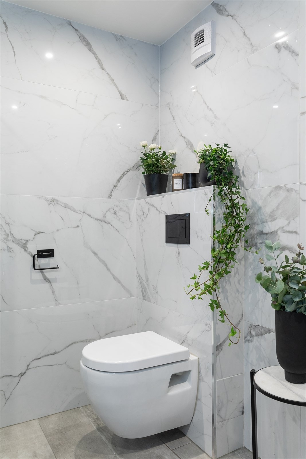 Veggmontert klosett med utenpåliggende toalettskål.
Opplegg for vaskemaskin og tørketrommel. Galleribilde