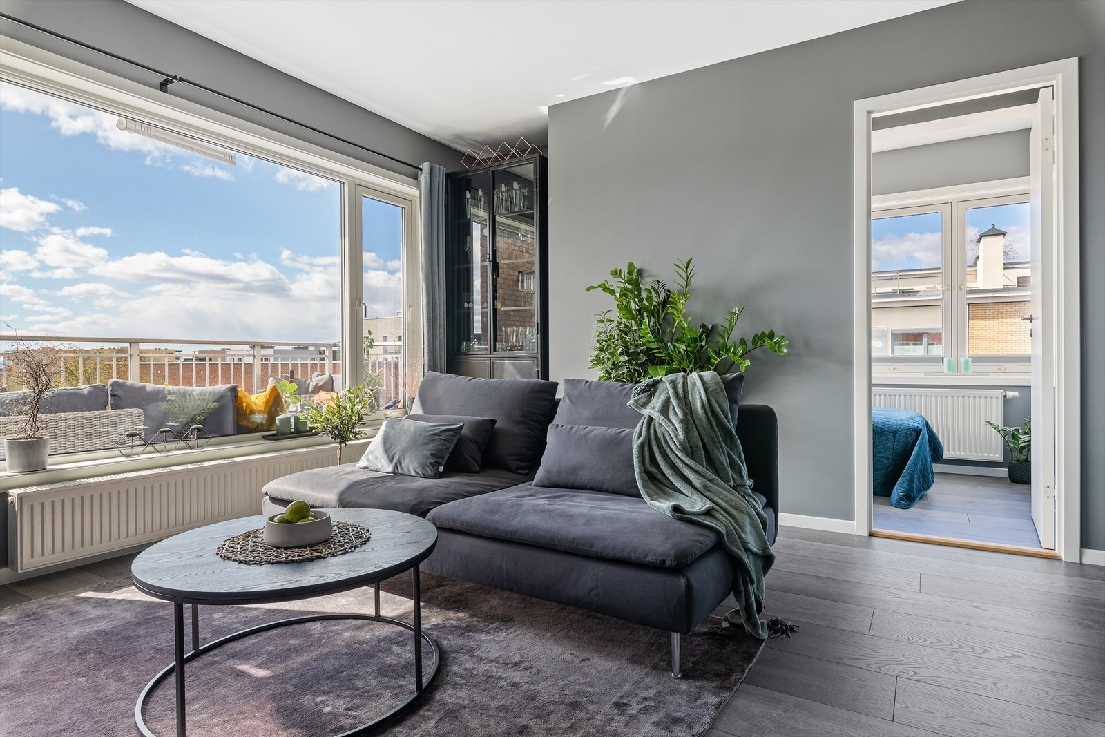 I front sørger store vinduer for å sende dagslyset gjennom hele rommet. Galleribilde