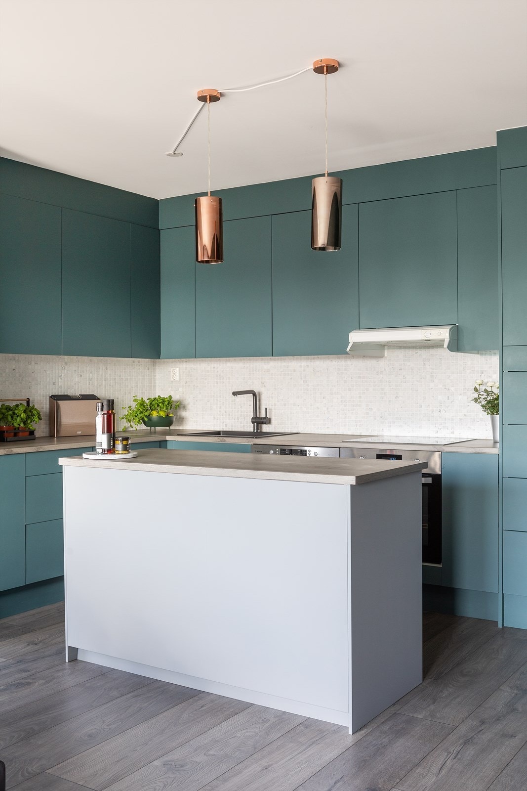 Innredningen har glatte folierte fronter, laminat benkeplate med nedfelt kum i komposittmateriale. Integrert induksjonsplatetopp, stekeovn og oppvaskmaskin samt frittstående kjøle-/fryseskap. Galleribilde