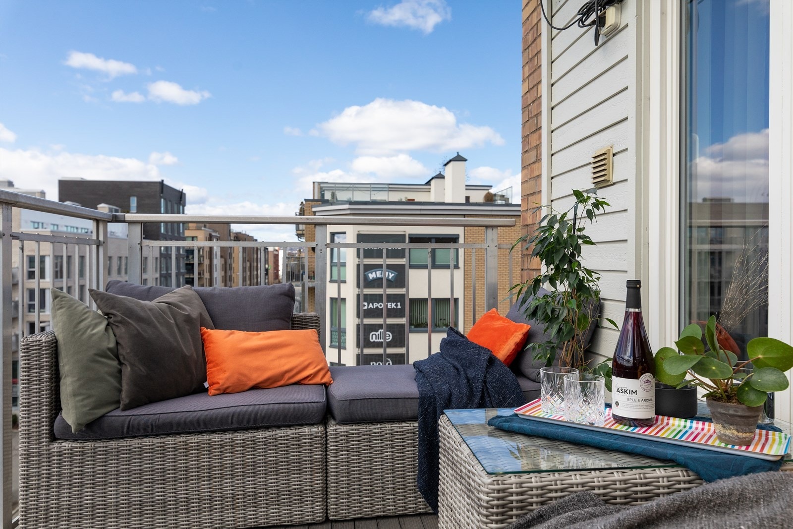 Her er det plass til en hyggelig sitteseksjon, der man kan nyte late sommerdager. Det er tillatt å grille med gass- og elektrisk grill. Galleribilde