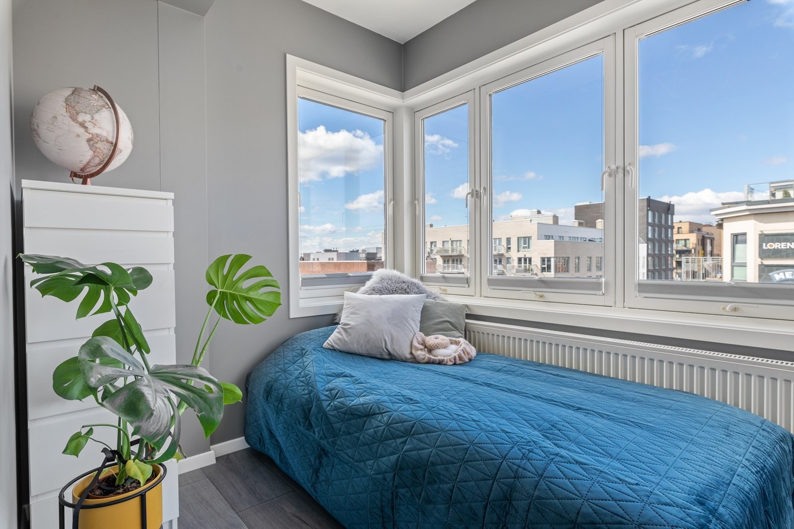 Soverom II: Rommet har god størrelse og her får du fint plass til en seng og tilhørende soveromsinteriør. Galleribilde