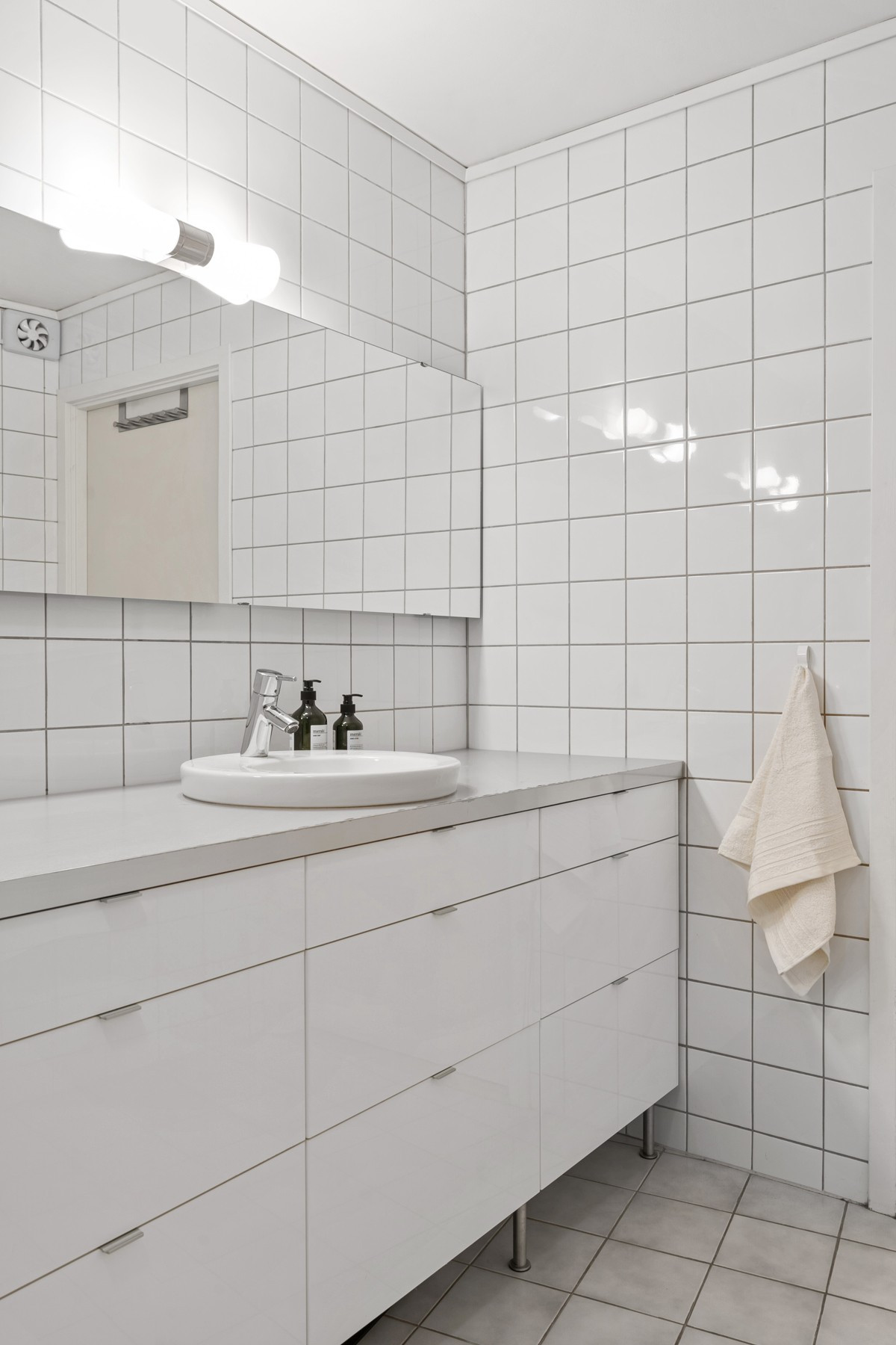Komplett flislagt bad i lyse farger