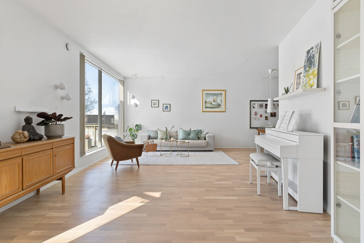 Lys og stor stue med god plass til sofa og diverse møblement