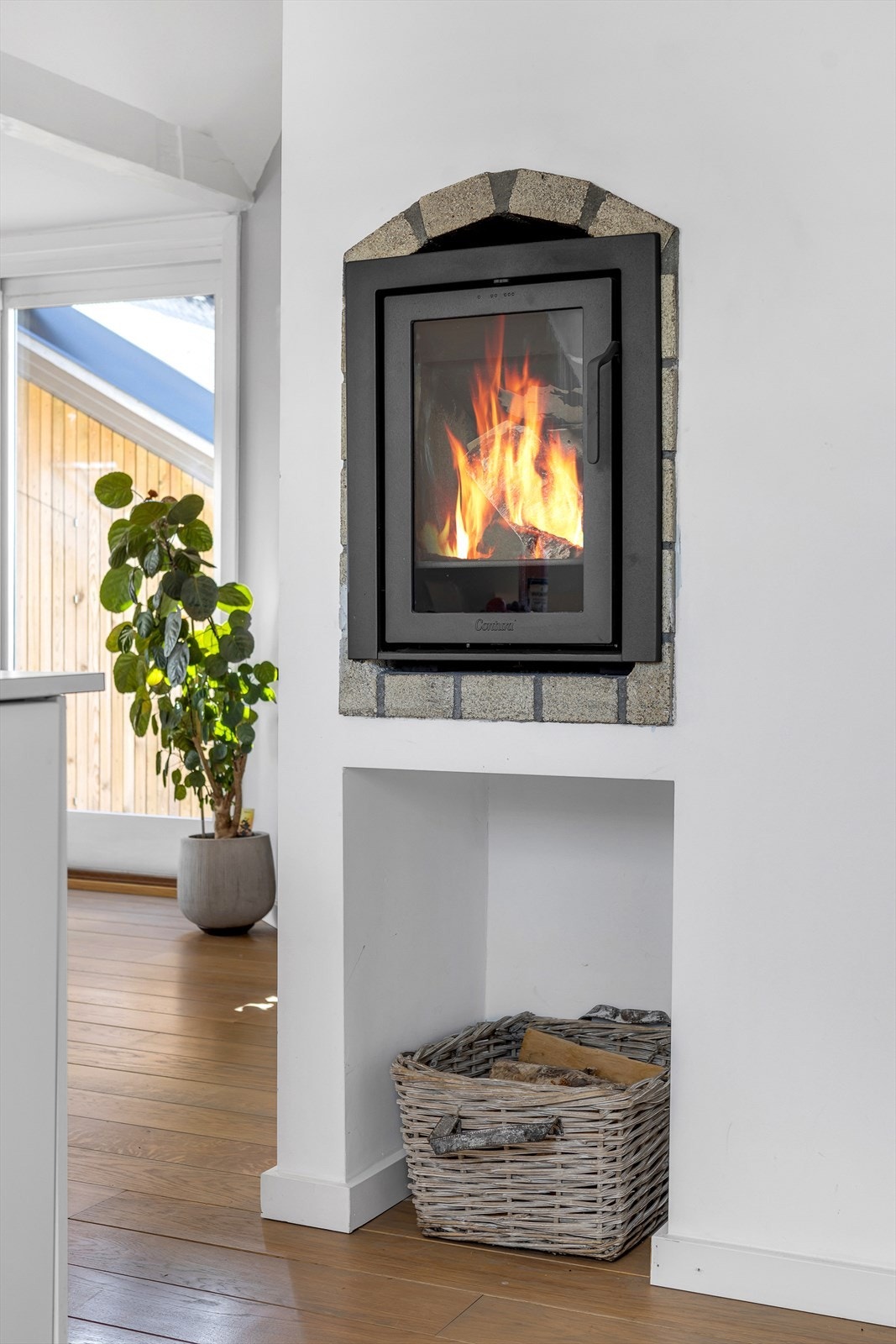 Kjøkkenet har en koselig peis som setter sitt lune preg på rommet og varmer godt på høst- og vinterkvelder. Galleribilde