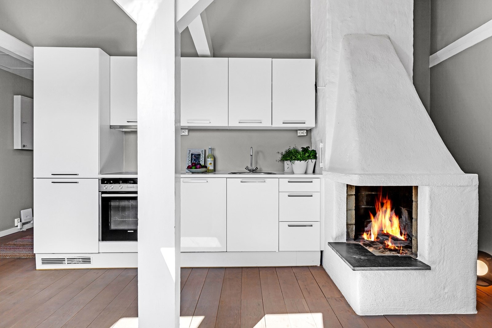 Hvitevarer som oppvaskmaskin og kjøl- og fryseskap er integrerte. Stekeovn og platetopp er fra Siemens. Galleribilde