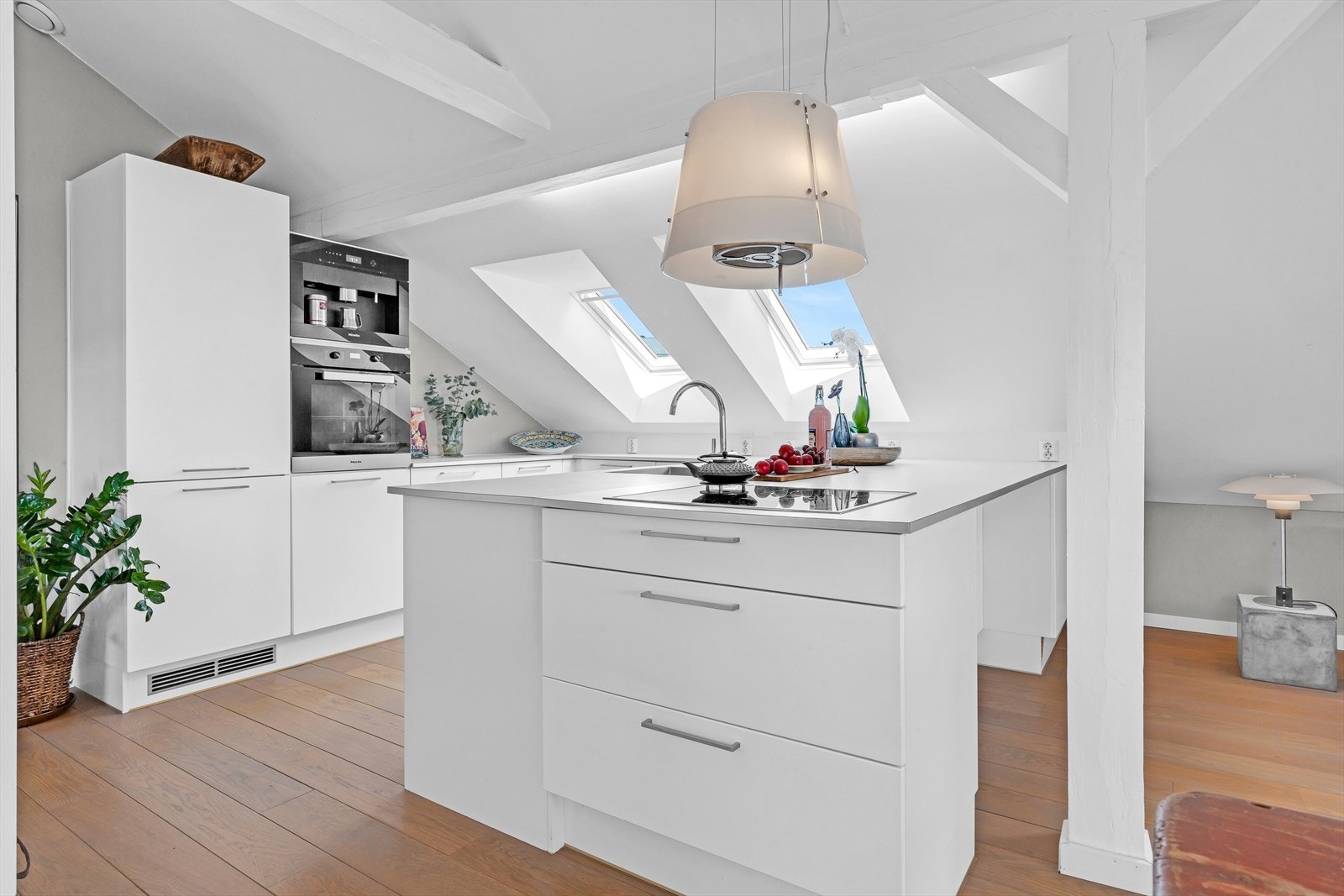 Kjøkkenet er tidsriktig og innholdsrikt innredet, med integrerte hvitevarer fra Miele og Aeg. Her kan nevnes hvitevarer som stekeovn, kaffemaskin, oppvaskmaskin, kjøl- og fryseskap, induksjon koketopp og stekeovn. Galleribilde