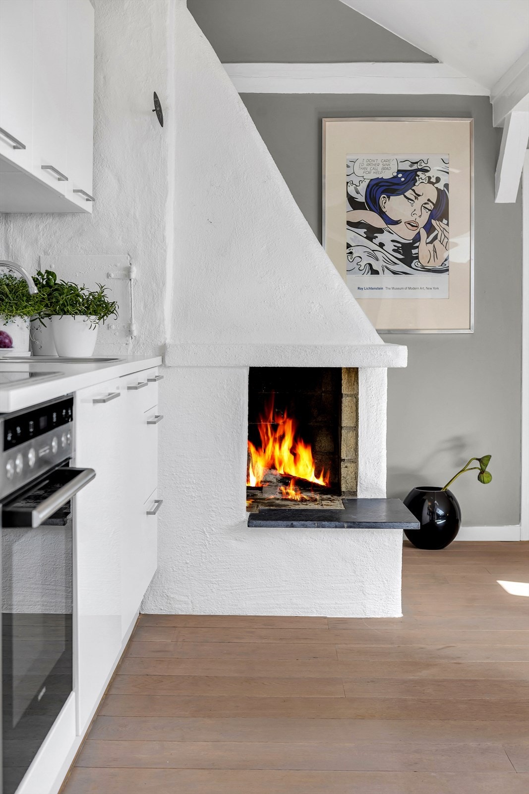 Kjøkkenet har en koselig peis som setter sitt lune preg på rommet og varmer godt på høst- og vinterkvelder. Galleribilde