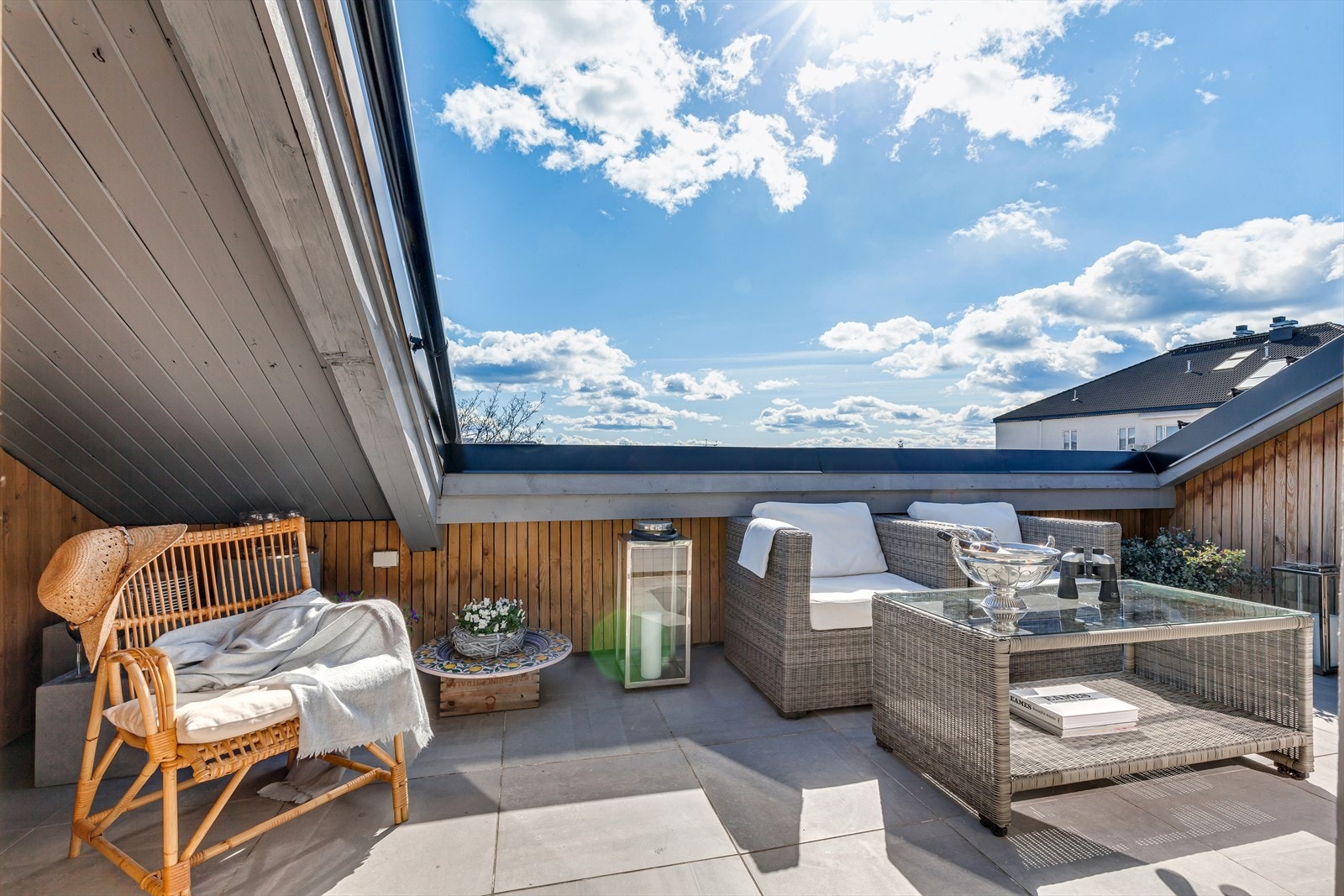 På den sydvendte takterrassen kan man nyte den storslagne utsikten og solen fra tidlig morgen og store deler av dagen. Galleribilde