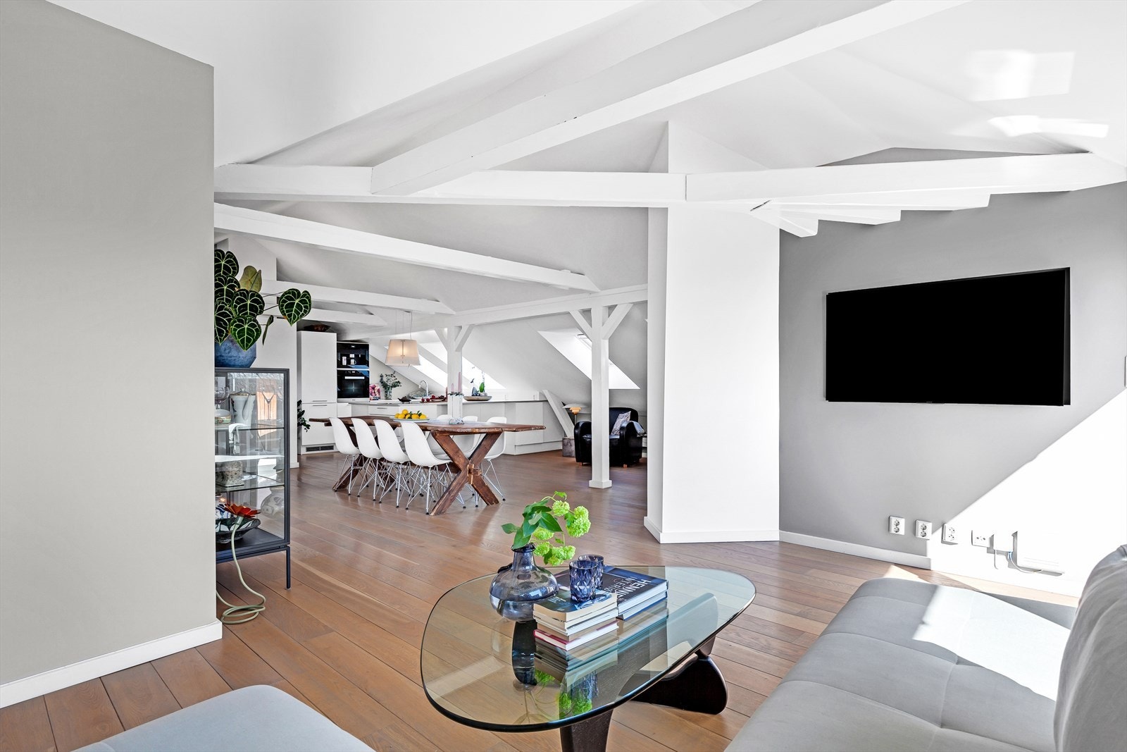 God plass til sofaløsning med mediemøblement, perfekt for koselige filmkvelder med de du er glad i, og det er integrert plass til flatskjerm på veggen. Galleribilde