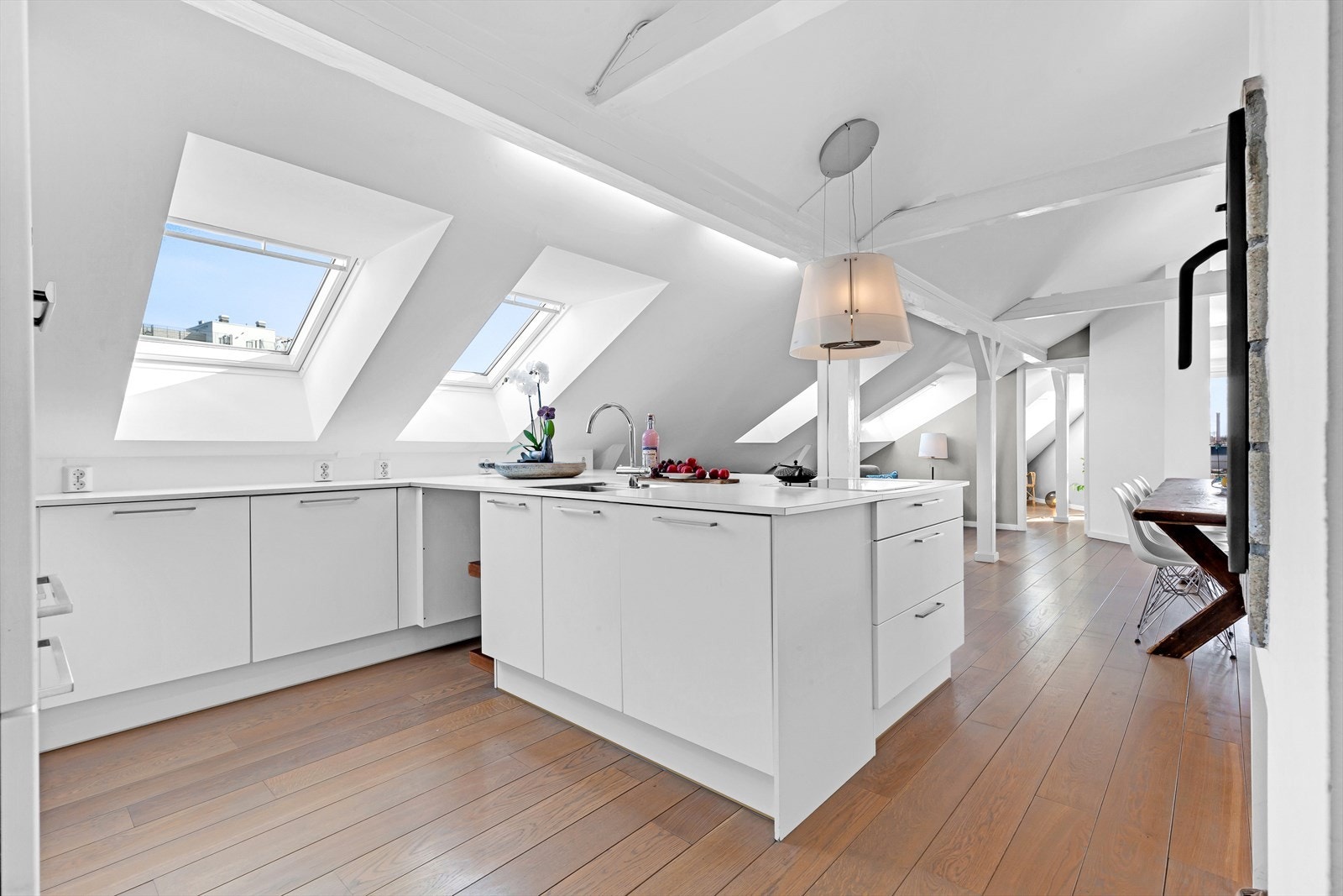 Lekkert og stilrent kjøkken fra JKE-design med lyse fronter. Her kan du nyte frokosten i morgensolen fra de østvendte vinduene. Galleribilde