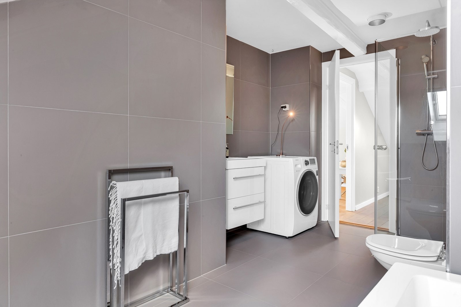 Det er opplegg for både vaskemaskin og tørketrommel, downlights i himling og varme i gulv. Galleribilde