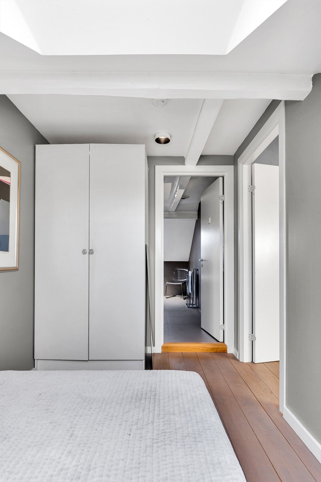 Takvinduene slipper inn godt med lys og den stjerneklare himmelen kan beskues før øynene lukkes. Galleribilde