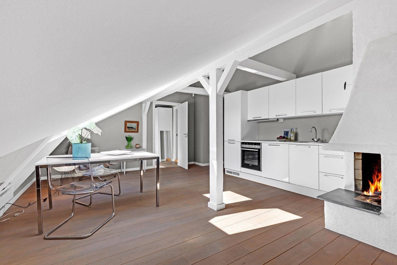 Praktikantdelen inneholder stue med åpent kjøkken og peis, soverom, lekkert bad og entré. Galleribilde