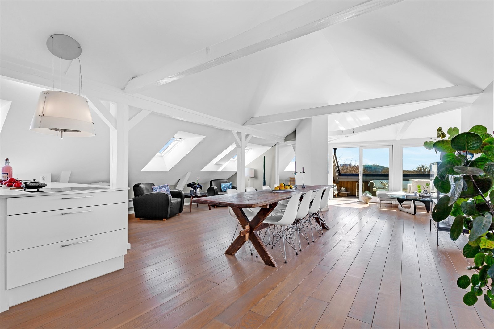 Mot kjøkkenet er det god plass til langbord for sosiale middager med familie og venner. Galleribilde