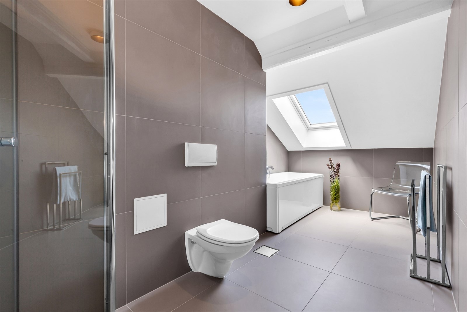 Delikat, flislagt bad med italienske, fliser på vegger og gulv. Galleribilde