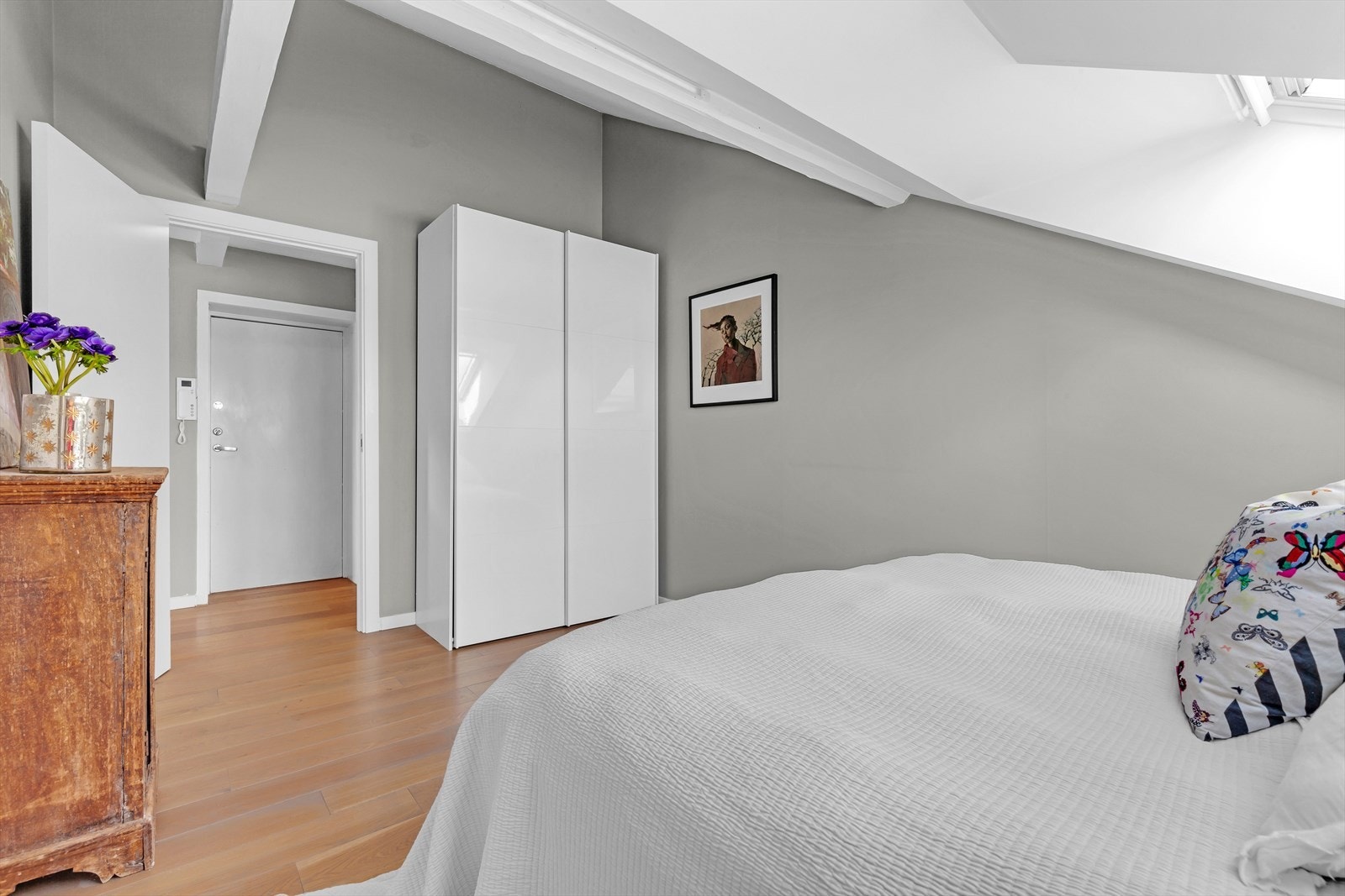 Takvinduene slipper inn godt med lys og den stjerneklare himmelen kan beskues før øynene lukkes. Galleribilde