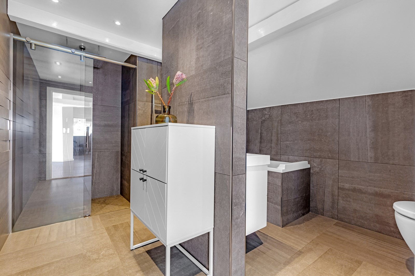 Baderommet har også opplegg til både vaskemaskin og tørketrommel. Galleribilde