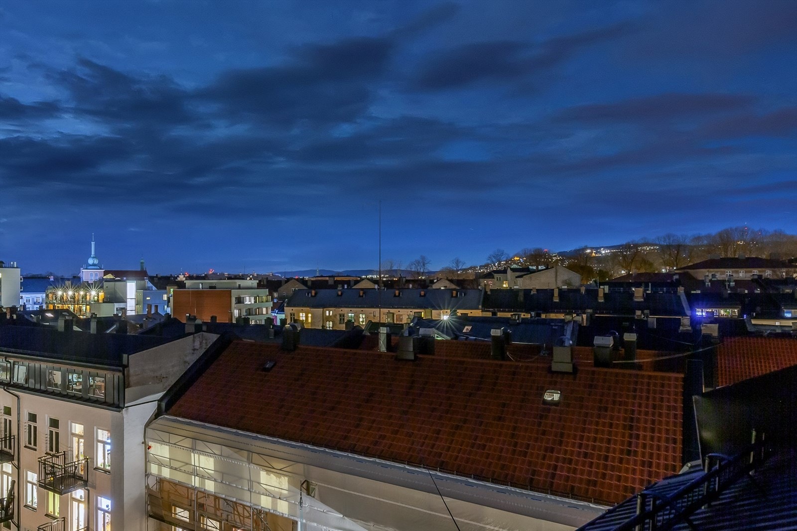 Vestvendt og usjenert takterrasse på 14 kvm med fantastisk utsikt over Oslo by og Holmenkollen. Galleribilde