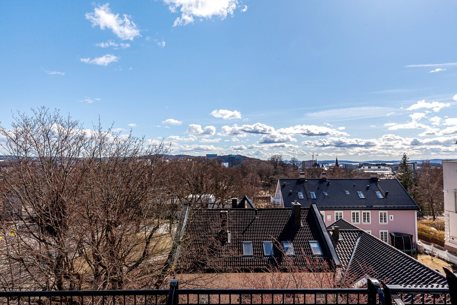 Toppetasjen ligger usjenert til, uten innsyn, er meget solrik og har fantastisk utsikt over Oslo by. Galleribilde