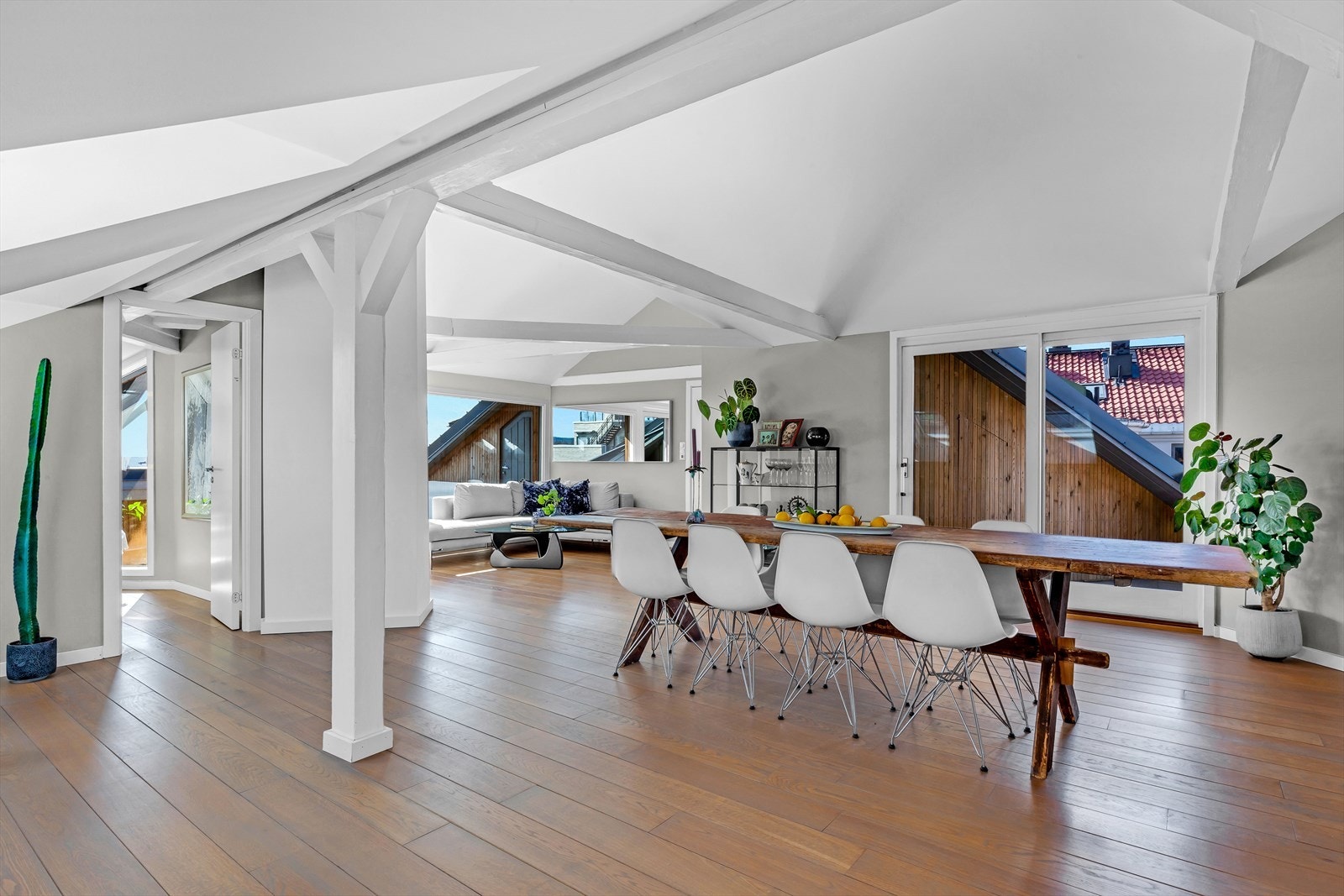 Legg merke til de store skyvedørene ut mot takterrassene og den gode takhøyden. Galleribilde