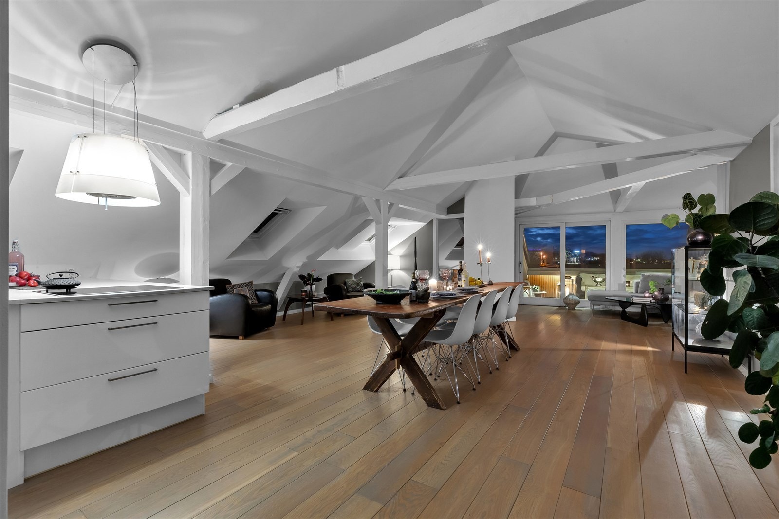 Det første som slår deg når du kommer inn i stuen er den gode takhøyden og de store skyvedørene ut mot de to takterrassene. Galleribilde