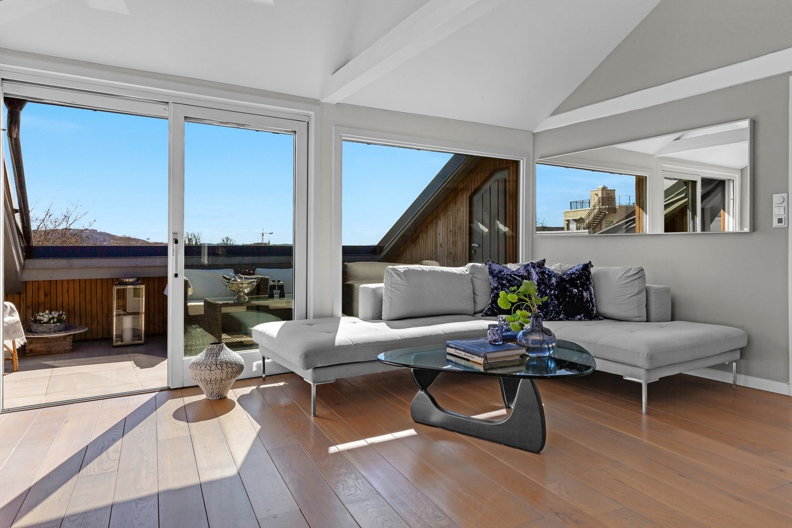 Fra sofakroken er det utgang til den sydvendte takterrassen. Galleribilde