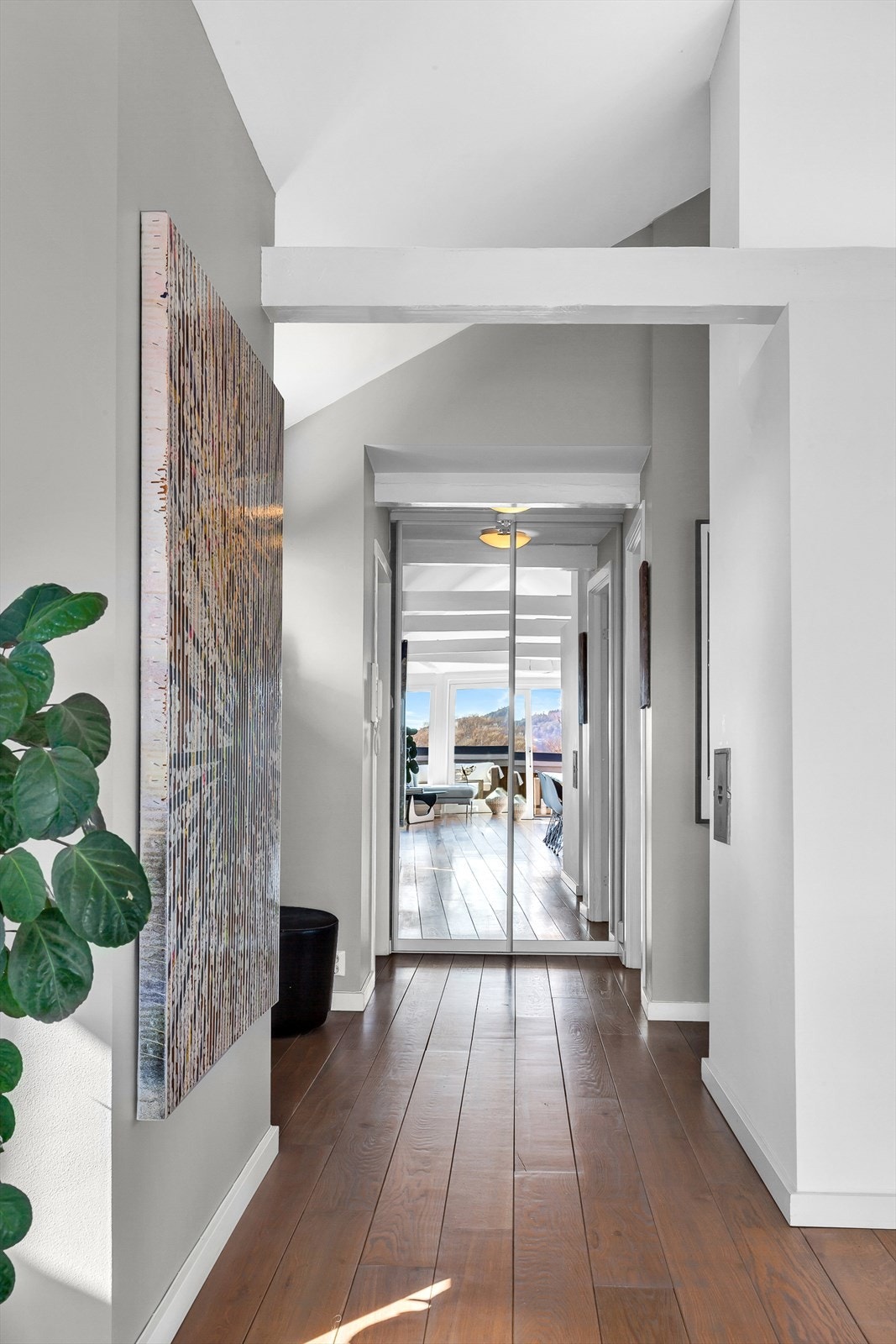 Fra felles trapperom kommer man inn i leilighetens hall/entré. Hallen har en praktisk skyvedørsgarderobe med speildører og i tillegg er muligheter for ytterligere entrémøblement. Galleribilde