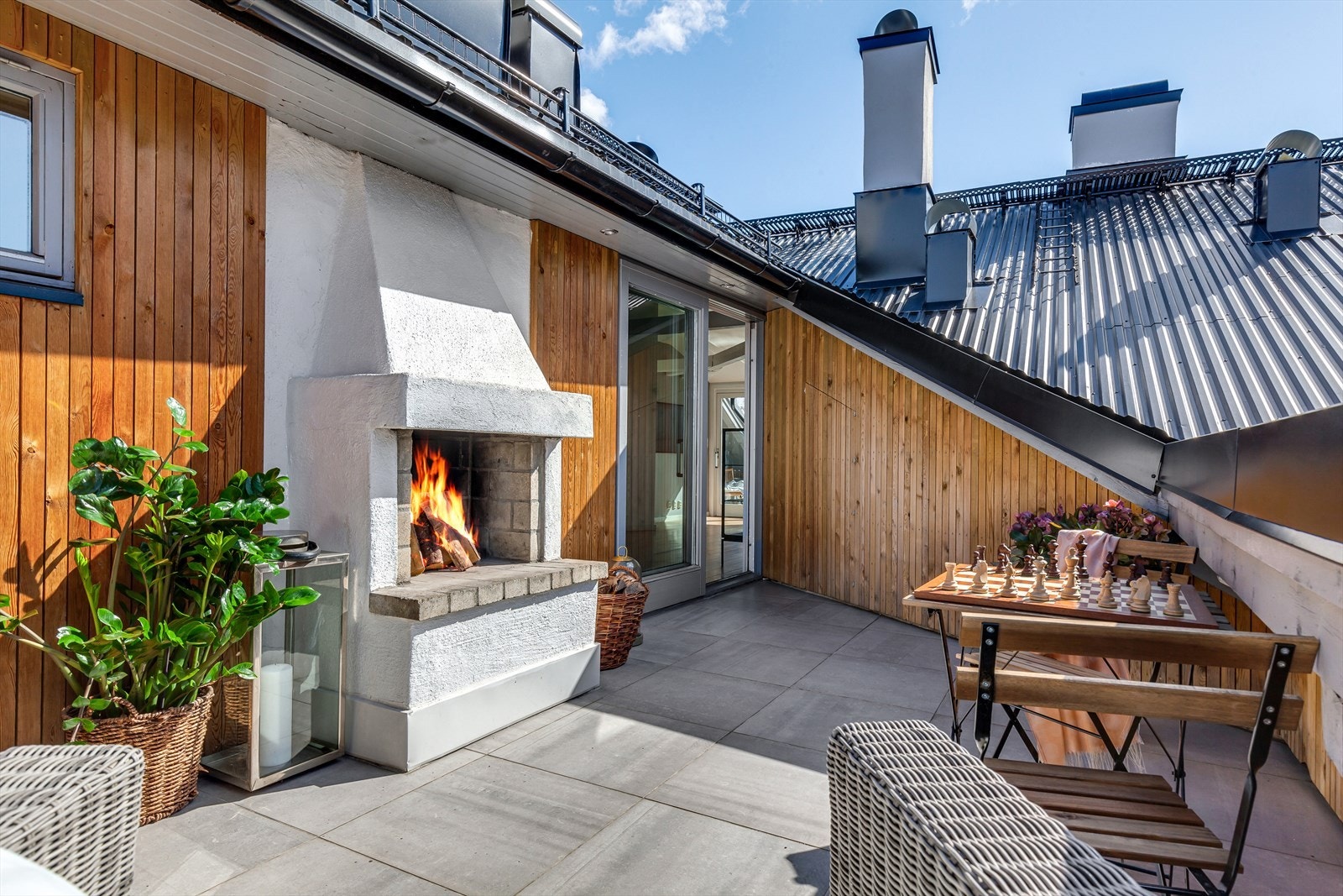 På den vestvendte takterrassen kan man nyte en bedre middag og fyre opp i peisen når solen er på vei ned bak Holmenkollebakken. Galleribilde