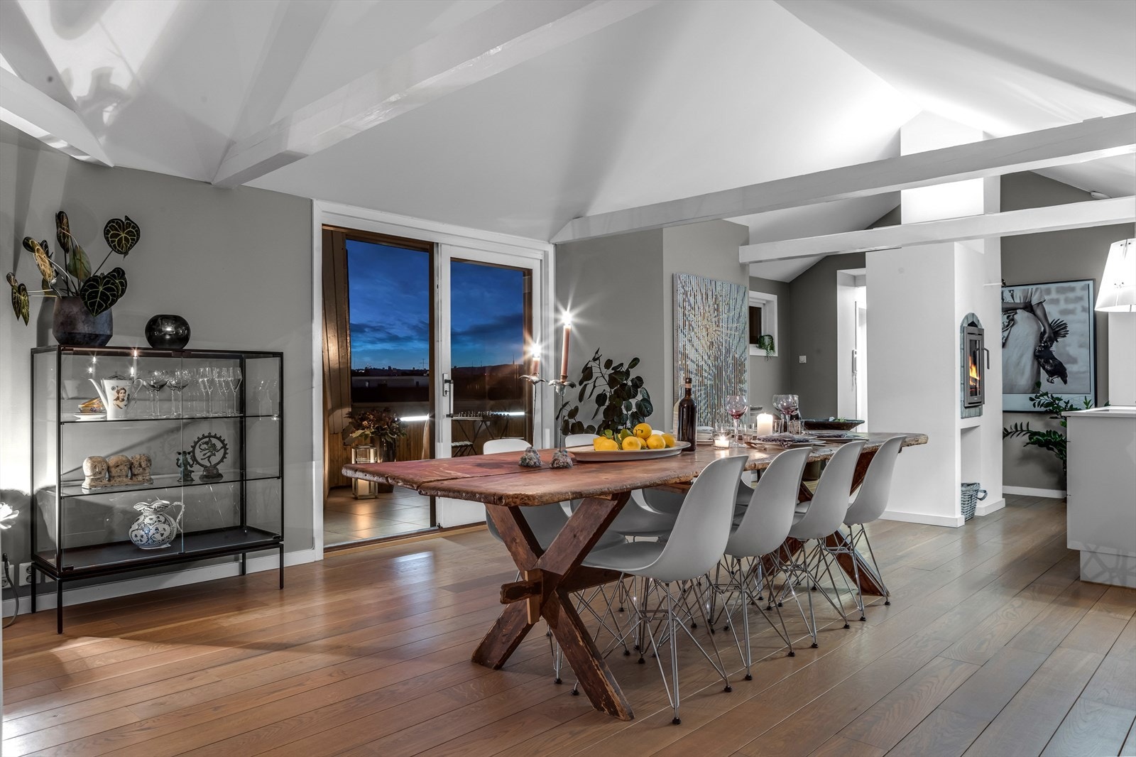 Leiligheten ble omfattende pusset opp i 2014/2015 og det er lagt vekt på eksklusive og gode kvaliteter, samt skreddersydde og moderne løsninger. Galleribilde