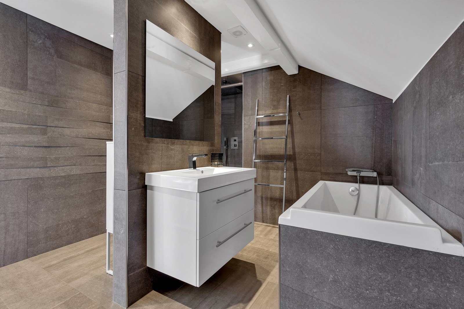 Lekkert, flislagt bad som gir deg den rette spa-følelsen. Her er det mørke italienske fliser fra Marrazzi på vegger og på gulv, innmurt badekar med dusj fra Phillip Stark i tillegg til en herlig dusjnisje med stor regndusj. Galleribilde