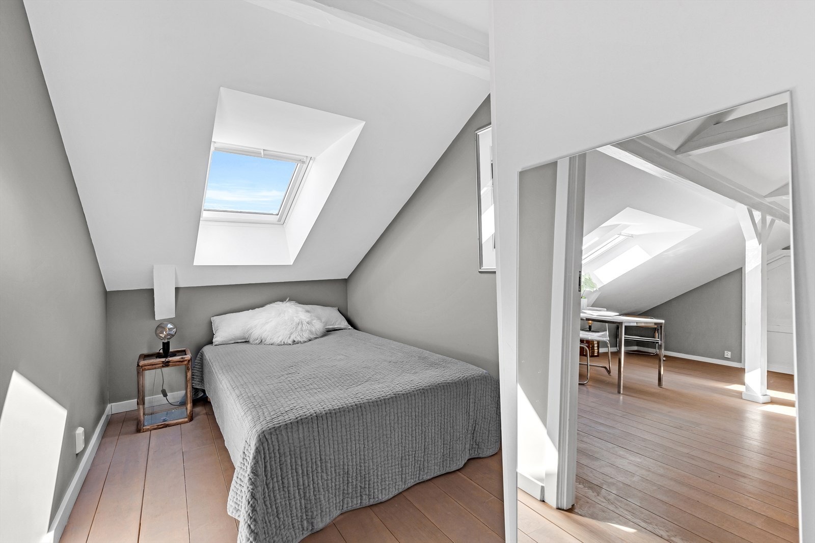 Soverommet har god plass til dobbeltseng i tillegg til en stor, plassbygget garderobeløsning. Galleribilde