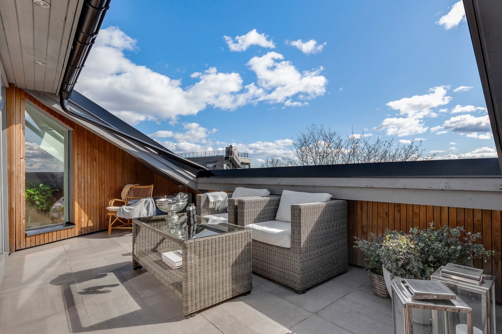 Nyt den storslagne utsikten og sol fra tidlig morgen til ca kl.18.00. Galleribilde