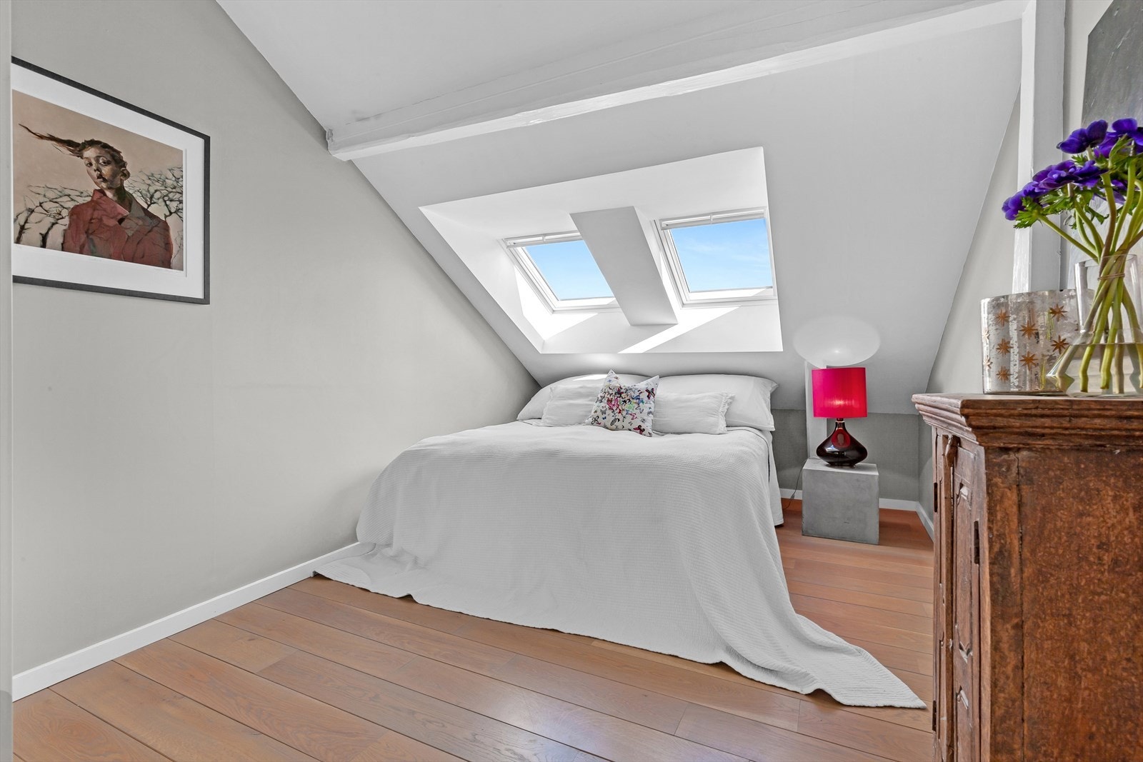 Hovedsoverommet har god plass til dobbeltseng i tillegg til en stor, plassbygget garderobeløsning. Galleribilde