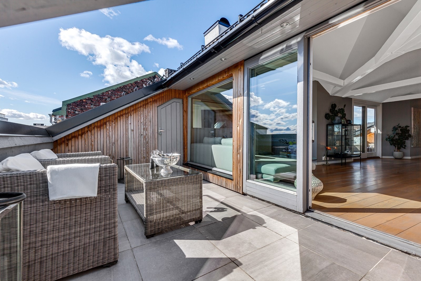 Takterrassen er påkostet med spotter i gesimshimling og led-lys under rekkverket. Galleribilde