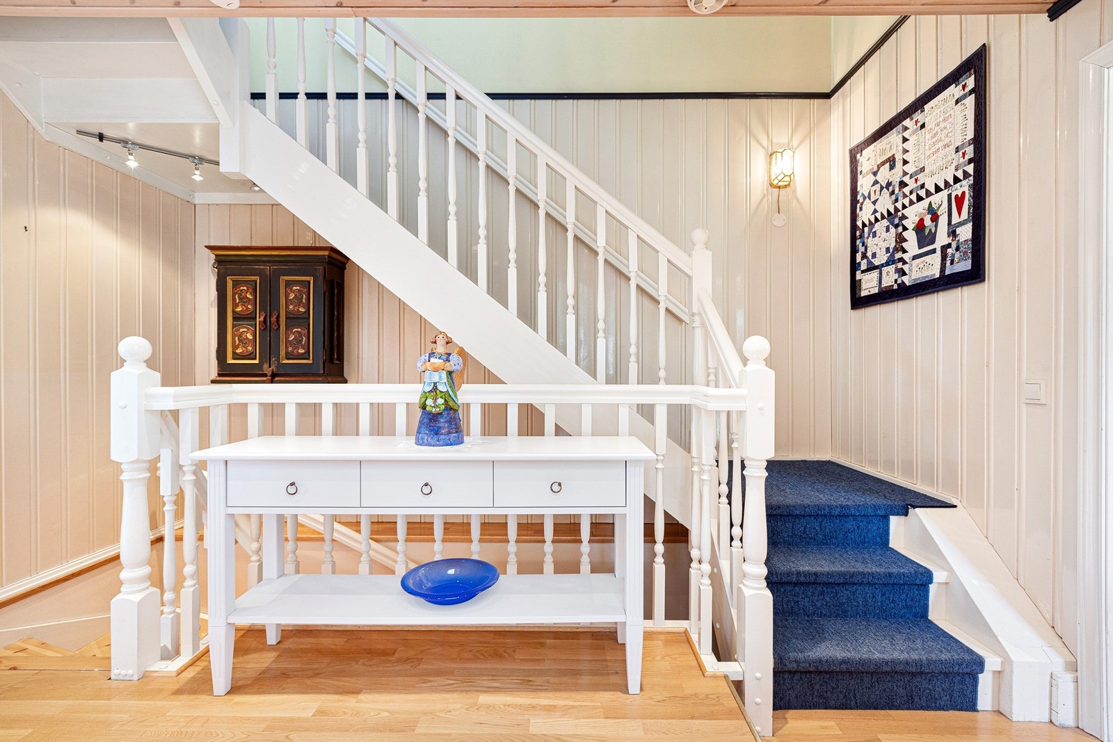 Hall/trapperom som tar deg til 2.etasje og til kjeller Galleribilde