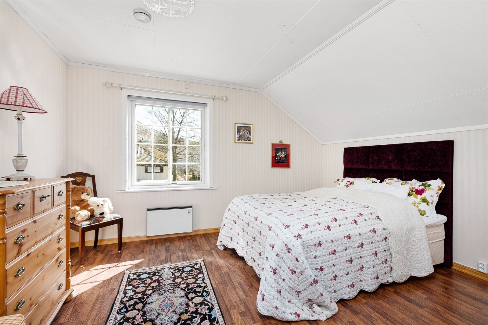 Soverom 2 har god plass til garderobeskap og har i tillegg adgang til lagring i knevegg Galleribilde