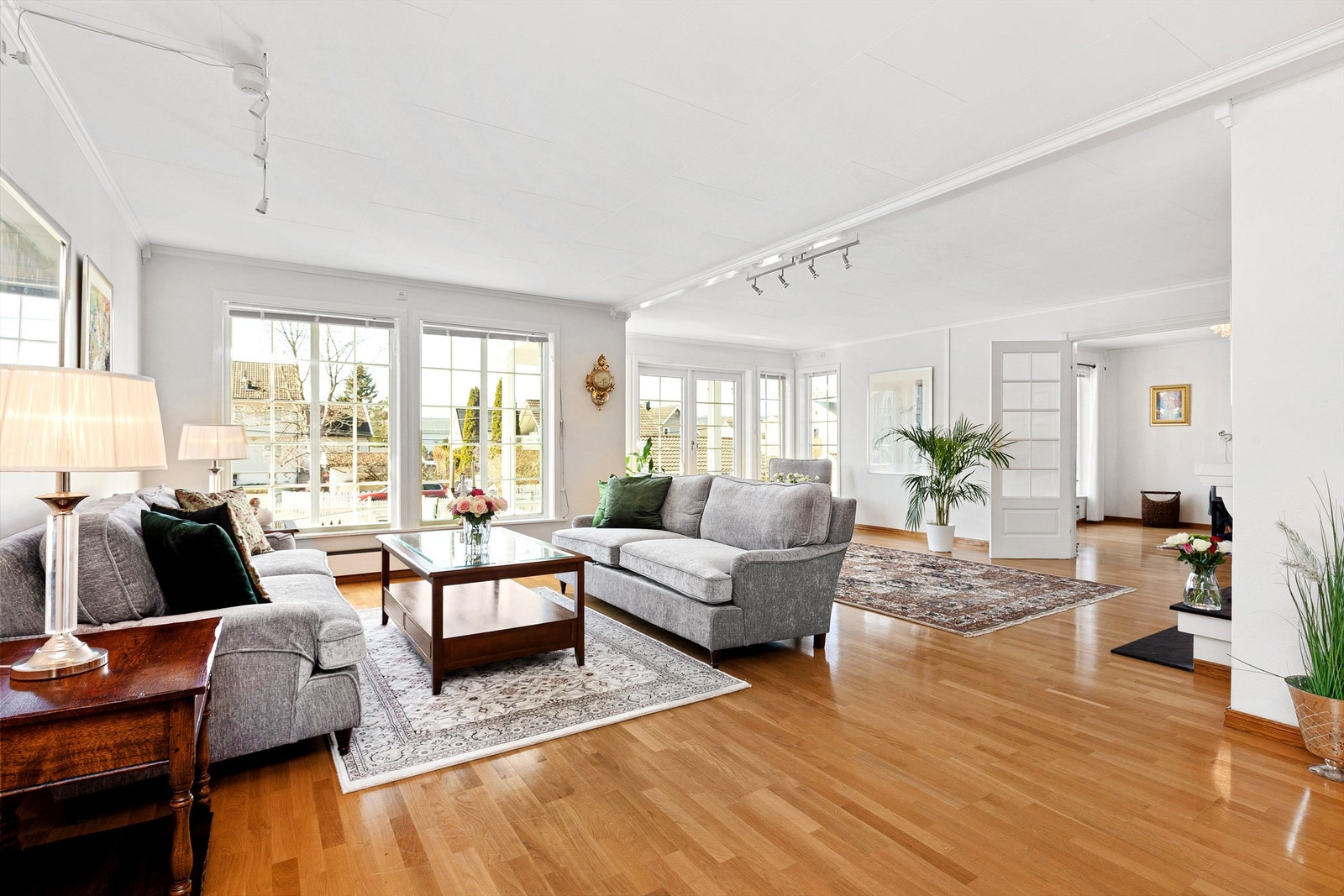 Store vinduer gir godt med naturlig lys i oppholdsrommene Galleribilde